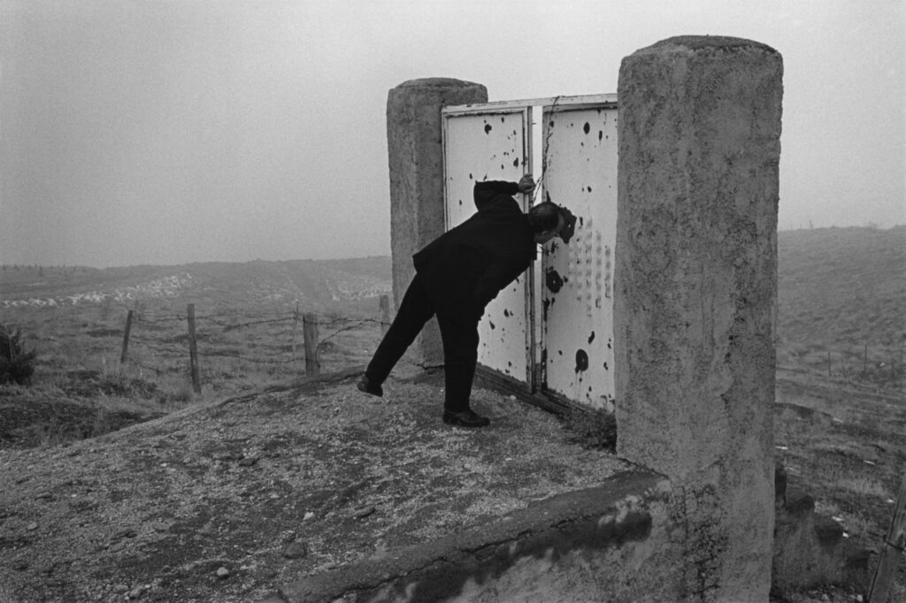 A la porte du Metaverse. Abbas Attar, Iran, Le goût de la cerise, 1997  Abbas Kiarostami, portail  n'ouvrant sur rien d'autre que les champs