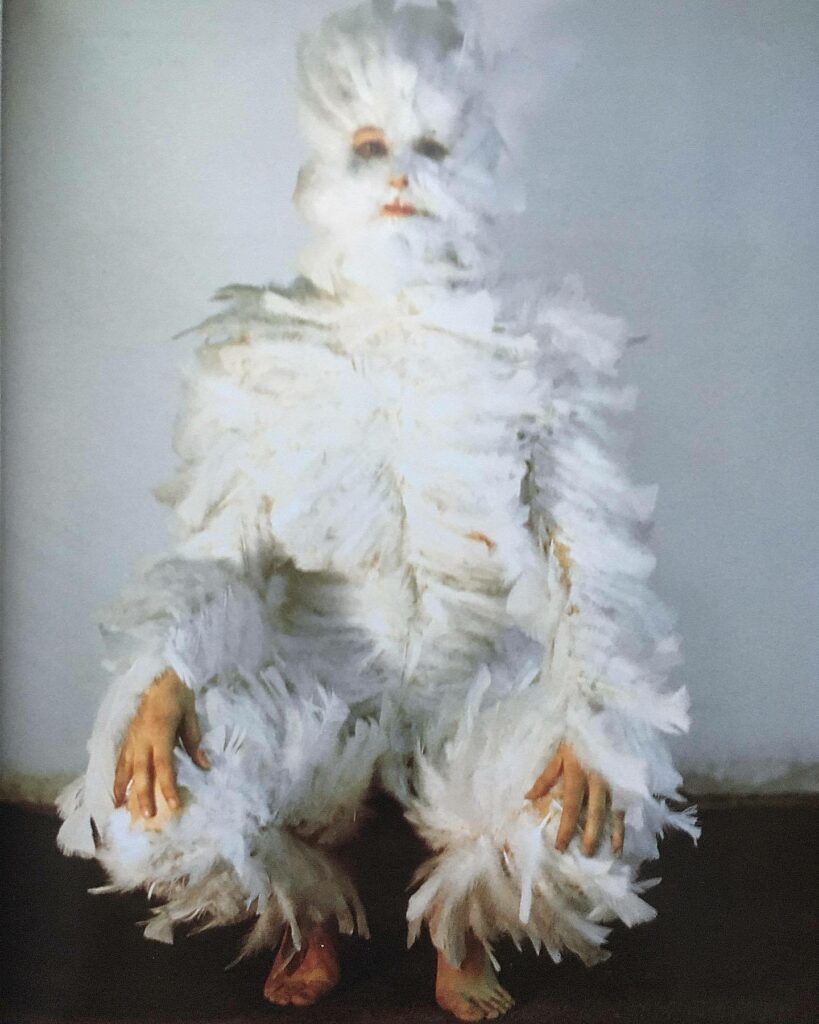 le retour des oiseaux migrateurs - Ana Mendieta, ‘Feathers on Woman’ 1972 