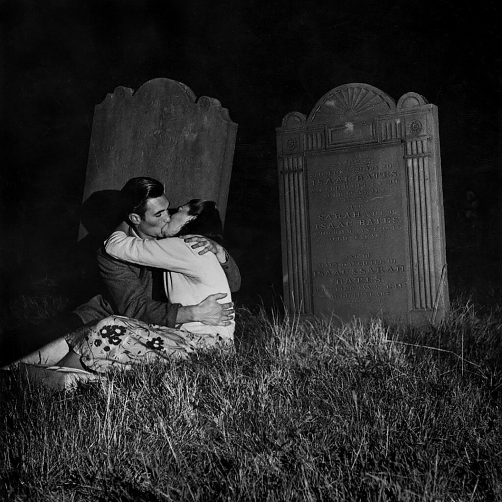 Et l'on s'aimera encore lorsque l'amour sera mort. Graveyard Kiss by Charles Hewitt. 1949 / Joe Dassin