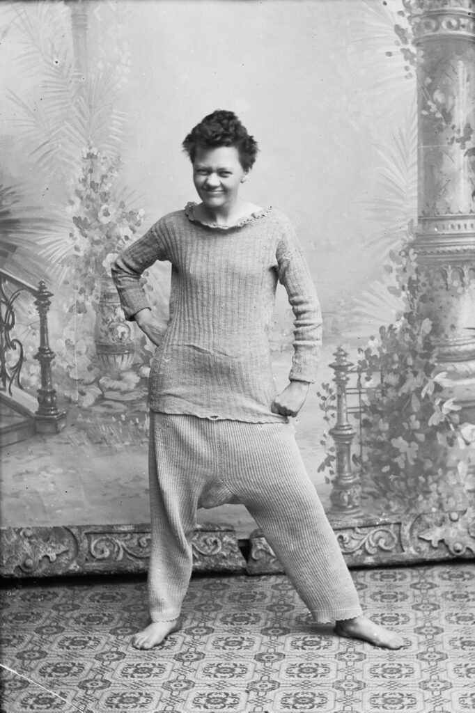 dimanche : traîner à la maison. Marie Hoeg posing in her woolen underwear, ca. 1900