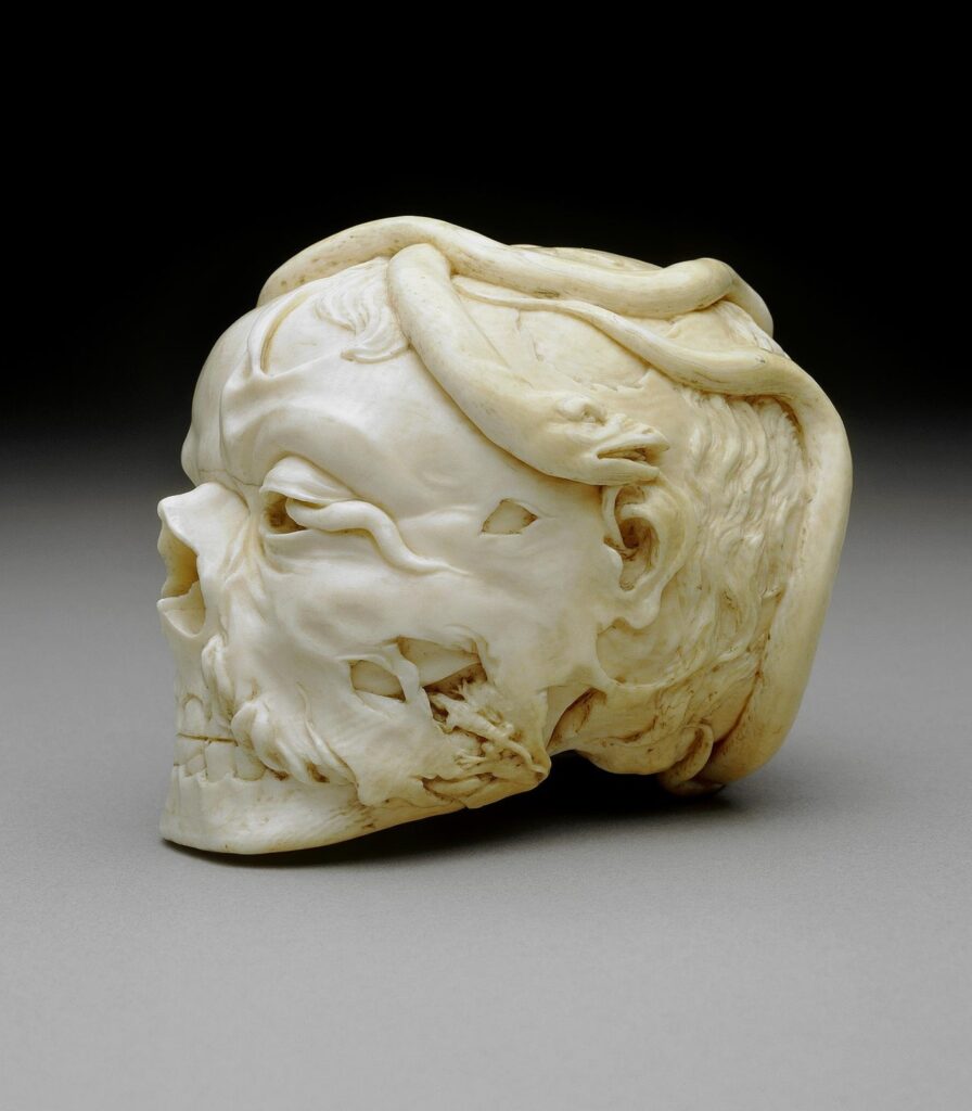 à quoi tu penses ? Memento Mori ; ivory ; skull of recently deceased person; state of decomposition with skin and hair adhering; being eaten by worms, toad and lizard. 17thC, The Trustees of the British Museum.