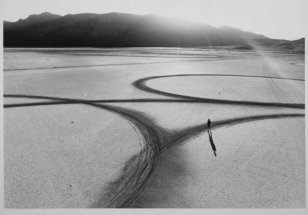 le goût de la perpétuité - Michael Heizer : motorcycle drawing (Circular Surface Planar Displacement), Dry Lake, Nevada, 1969 
