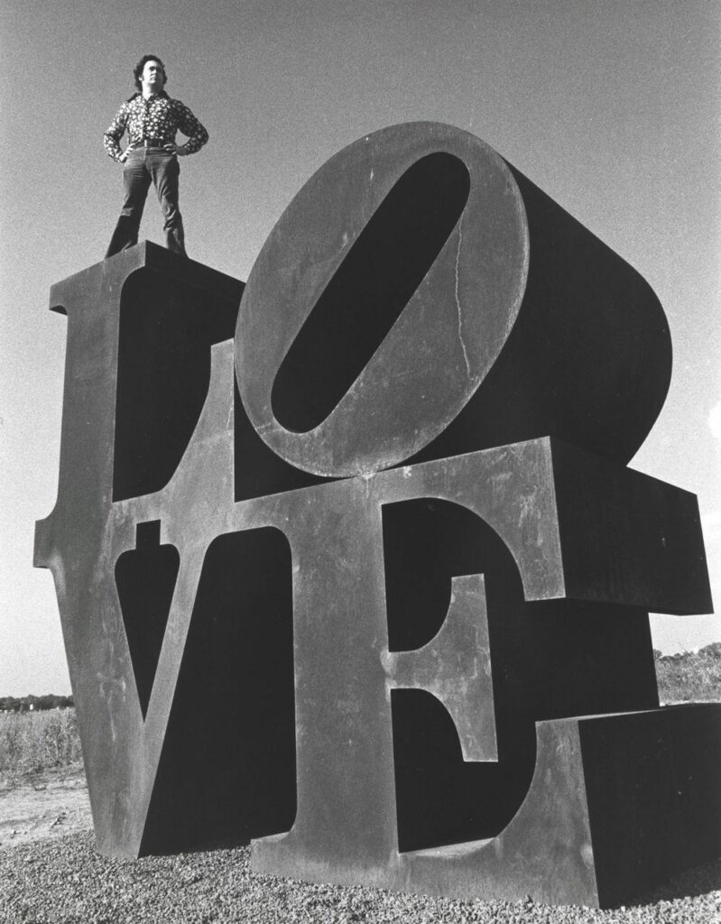 hier encore c'était la saint-valentin - Robert Indiana On top of his original LOVE sculpture, 1970