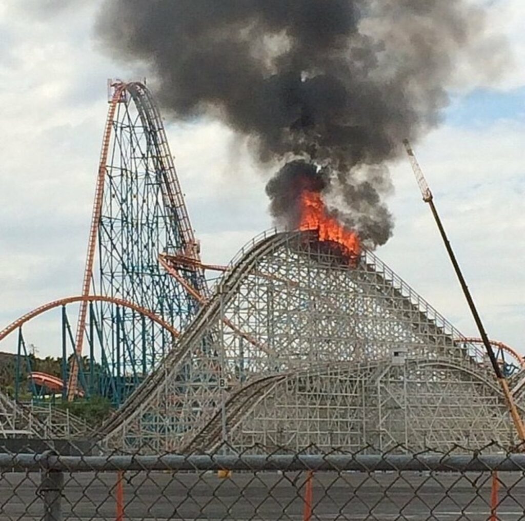 faut-il boycotter les montagnes russes ? parc de loisirs Six Flags en feu