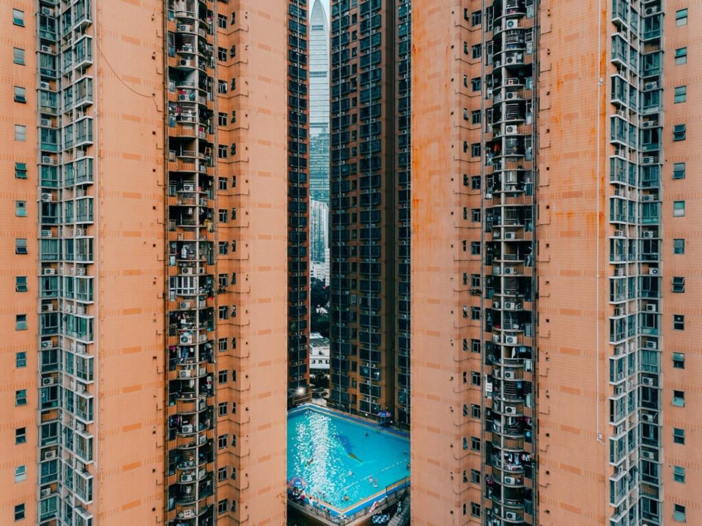 et au milieu coule une piscine