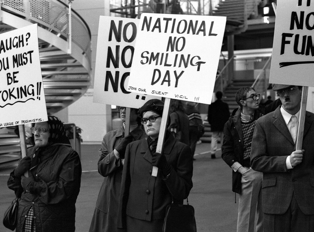 nombreuses manifestations des opposants à la Journée mondiale du sourire