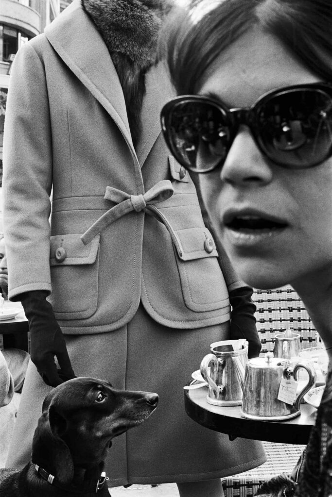 14H - café de Flore - je repense à ma jeunesse dans un chenil en banlieue.
Frank Horvat Carol Lobravico at Café de Flore Paris 1962