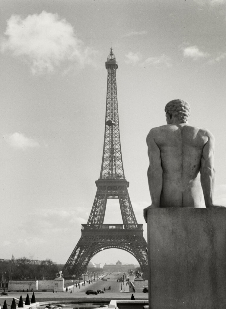 viens voir ma tour Eiffel. Herbert List, View from the Jardins du Trocadero on the statue L'Homme de Pierre, Traverse and the Eiffel tower, Paris France, 1937. les symboles phalliques 