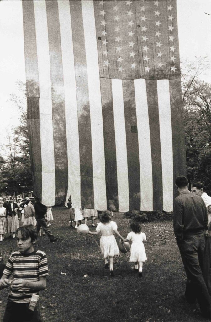 je n'ai jamais compris pourquoi les Etats-Unis avaient l'habitude de fêter le 14 juillet avec 10 jours d'avance. 
Robert Frank  4th of July New York 1950s 4juillet USA