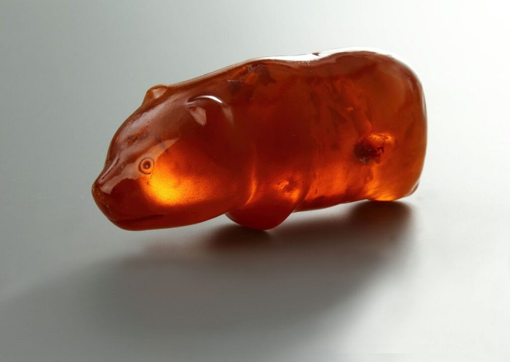 la lumière intérieure des ours. Unknown, Amber Bear found in 1887 in a peat bog near Slupsk Poland, Thought to be Neolithic, between 1700 and 650 BCE 