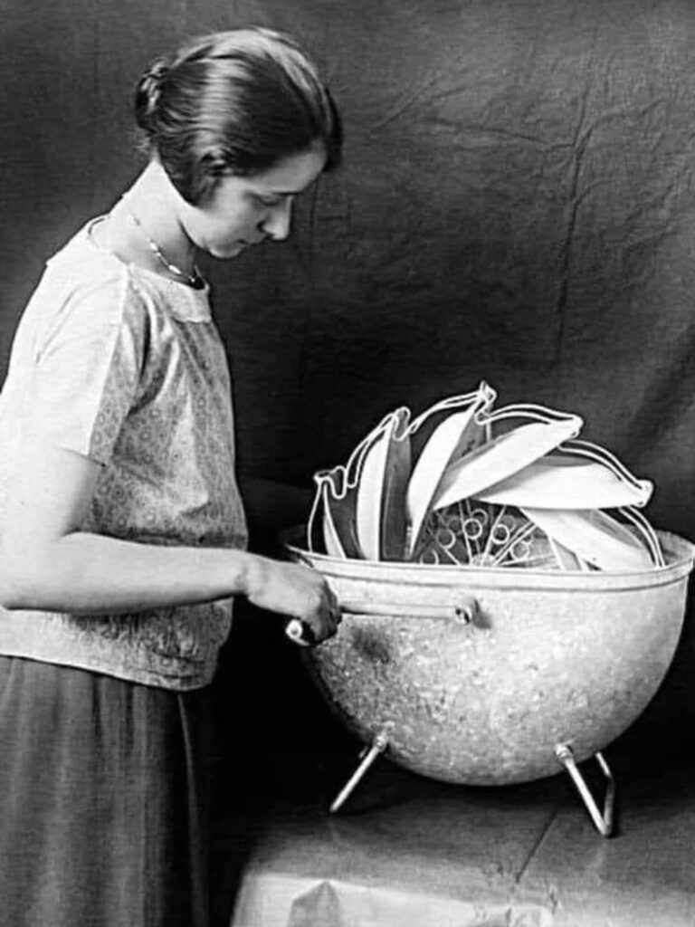 Ne laisse pas tomber la vaisselle Elle est si fragile 
manual dishwasher Germany 1929