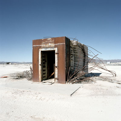 la petite maison dans la prairie. Jeff Brouws, After Trinity, 1988, Nevada atomic test site, 1957