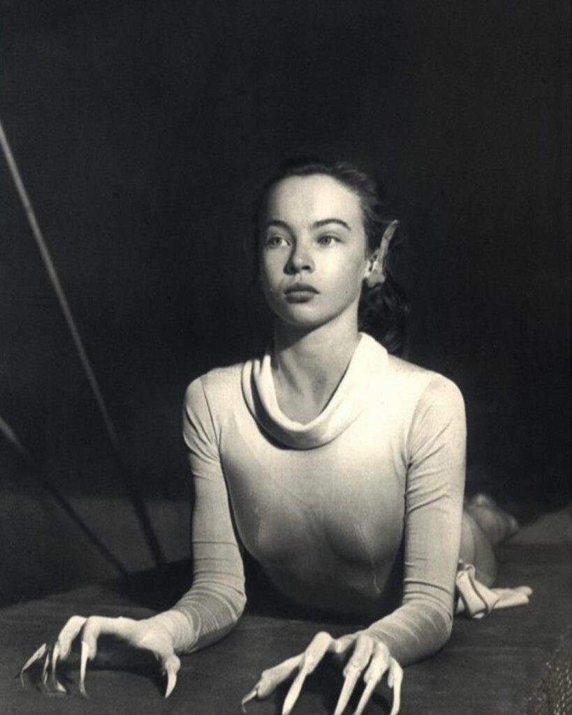 réponds à la question. Leslie Caron as the Sphinx in Roland Petit ballet ‘La Rencontre,’ 1948
