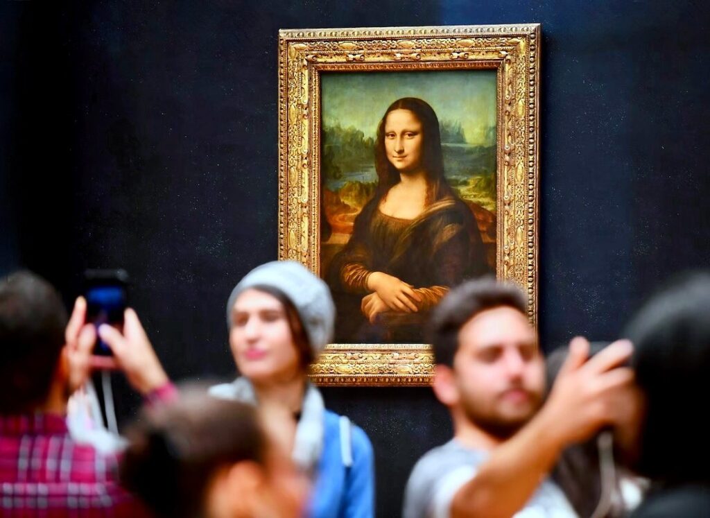 tourner le dos à la peinture. Monalisa les gens faisant des selfies devant la Joconde