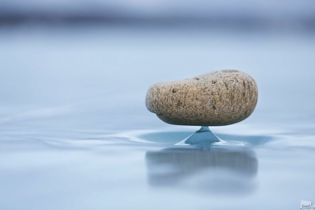 je pose ça là. "Baikal Zen": Rocks that have fallen on the ice of Lake Baikal are heated by sunlight and emit infrared rays that melt the ice below. Once the sun is gone, the ice becomes solid again, creating a small support for the rock above.  