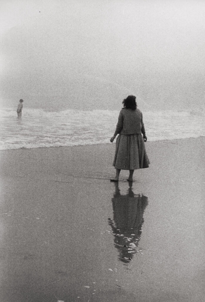 les miroirs usés. Coney Island, New York, Photo by Sabine Weiss, 1955 