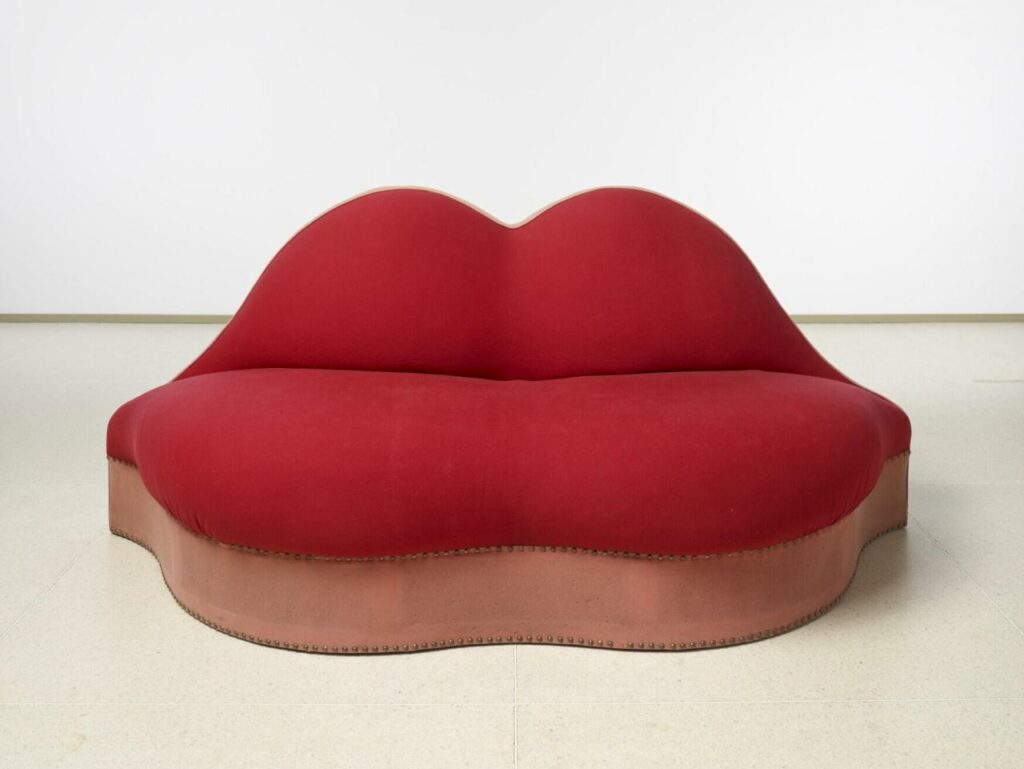 ne t'assois plus sur mes lèvres. Salvador Dali, Mae West Lips Sofa Wood, woollen flannel, cotton and brass rivets