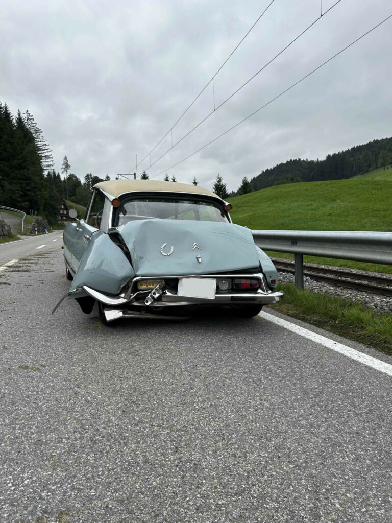 On passe visiblement d’une alchimie de la vitesse à une gourmandise de la conduite. Roland Barthes,  Mythologies, La nouvelle Citroën,
DS Suisse, canton d'Appenzell Rhodes-Extérieures (AR, en allemand Kanton Appenzell Ausserrhoden) 