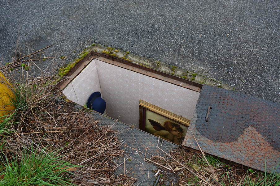le petit logement de l'étudiant aux Beaux-Arts. biancoshock hides miniature underground rooms inside manholes in milan 