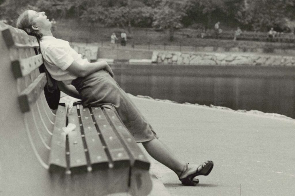 des projets pour ce dimanche ? Angelo Rizzuto : a woman sleeping on park bench. 1952