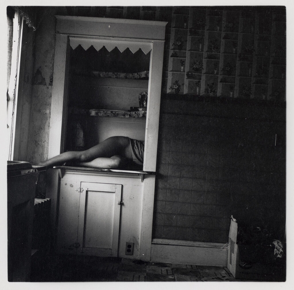 dans quelle étagère ? Francesca Woodman. Untitled, Providence, Rhode Island, 1976.Gelatin silver print