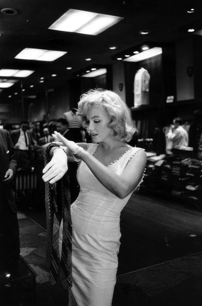 comment acheter une cravate ? Marilyn Monroe shopping in a men’s clothing store on Fifth Avenue in New York, 1957. Photographs by Sam Shaw