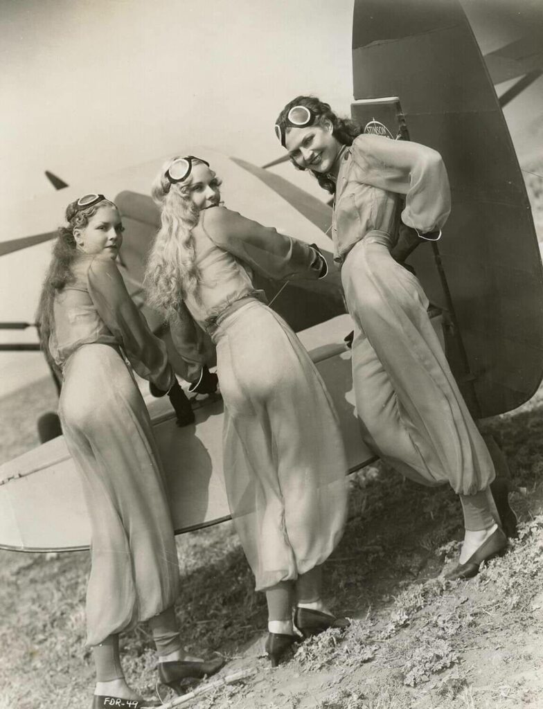 tout ce que vous avez toujours voulu savoir sur l'histoire de l'aviation. RKO Pictures publicity photograph for the 1933 film 'Flying Down to Rio'  (Carioca) - 1932