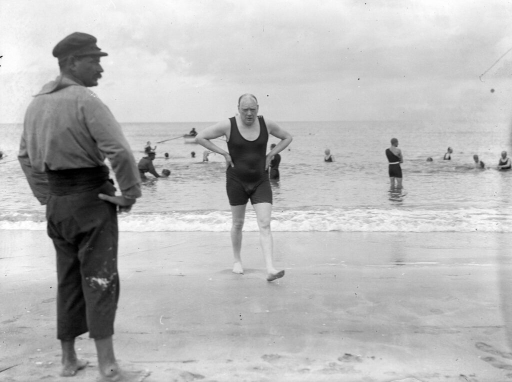  Winston Churchill en repérage des plages du futur débarquement. Deauville, France. 1922