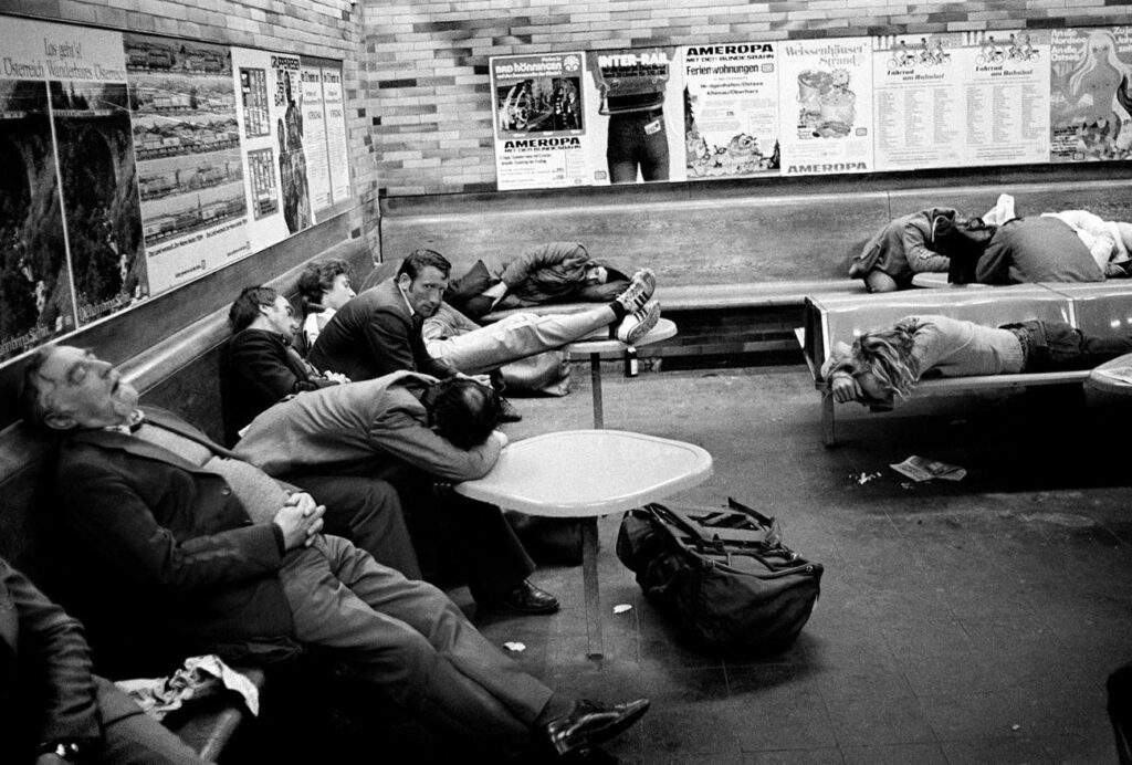 les gens assoupis dans une salle d'attente