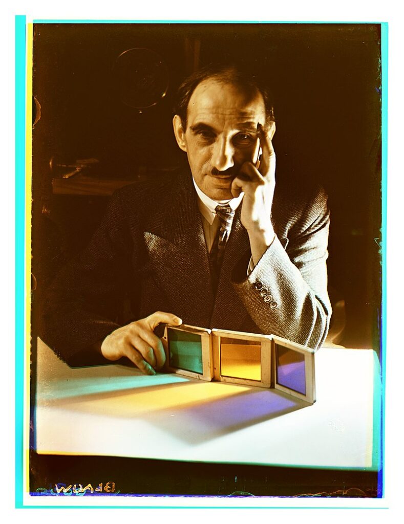 portrait de Bernard F. Eilers, tenant trois filtres de couleurs : vert, jaune, mauve