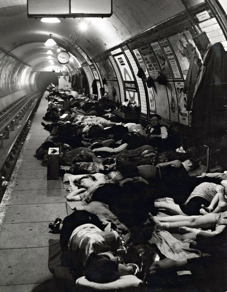 Bill Brandt, Abri antiaérien, station de métro du sud-est de Londres, 1940. des gens couchés sur le quai dans le métro
