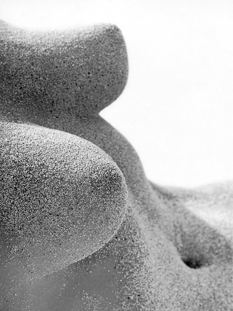 sur la plage, les seins de Cindy Crawford, voilés de sable, dressés vers le ciel