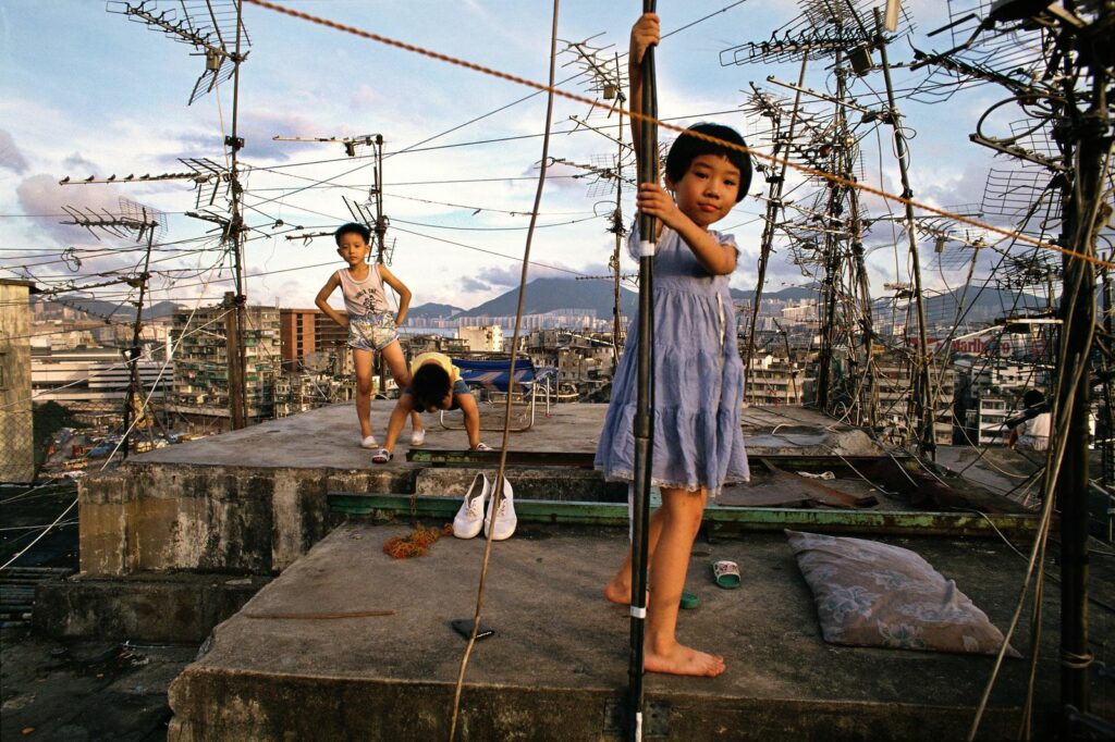Chine : trois enfants jouent sur le toit entre les antennes
