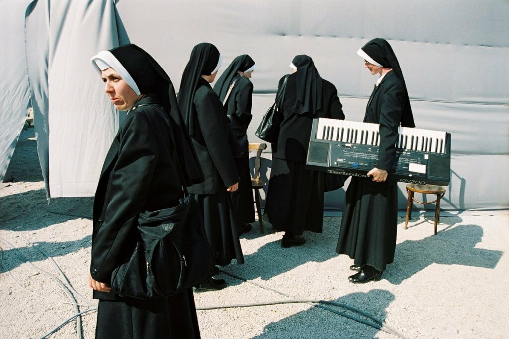 des religieuses musiciennes remballent leurs instruments