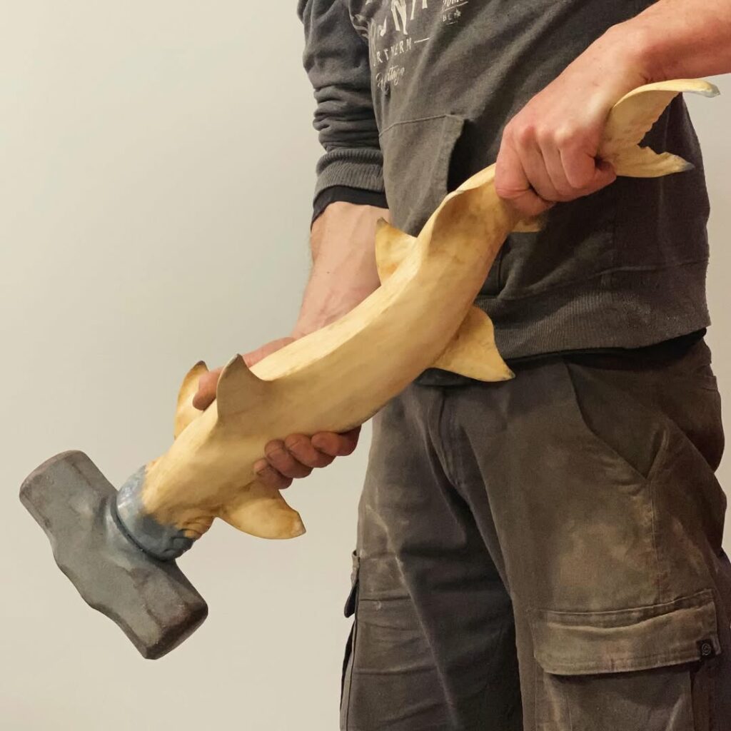 sculpture de Maskull Lasserre : masse au manche de bois clair en forme de grand requin-marteau (Sphyrna mokarran)