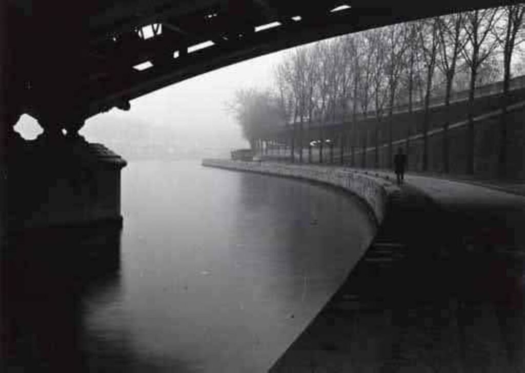 la Seine sous un pont ressemblant au Petit-Pont (Cardinal-Lustiger) qui relie la rue de la Cité et le quai du Marché-Neuf, sur l'île de la Cité