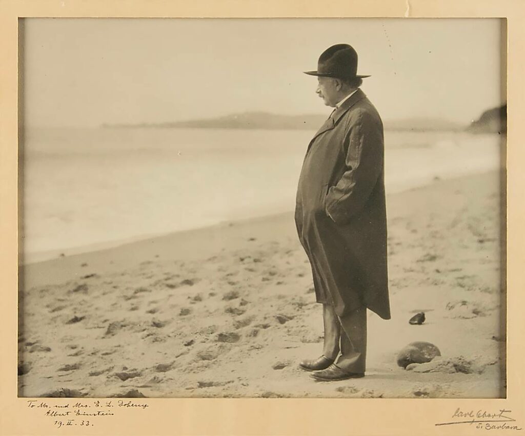 Albert Einstein à la mer méditant sur les relations entre la France et les Etats-Unis