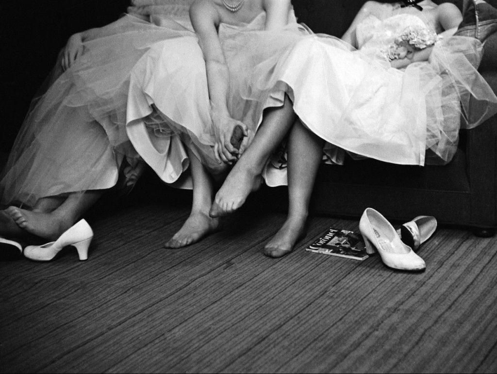 jeunes femmes se reposant les pieds lors du bal des débutantes