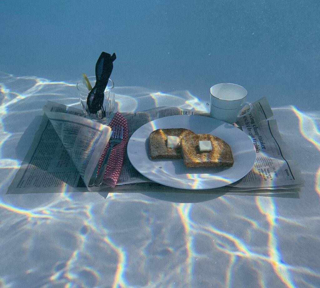 pique nique préparé au fond de la piscine