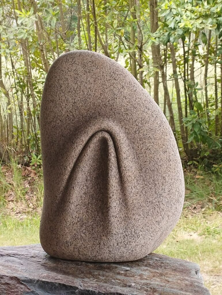 sculpture d'une pierre se souvenant du temps où elle était molle