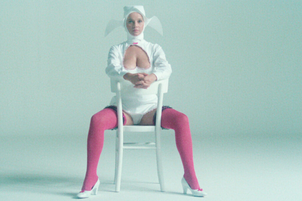 Laura Antonelli in Sessomatto (dir. Dino Risi - 1973)  religieuse interprétant Basic Instinct