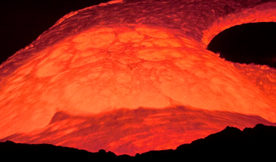 un torrent de lave en fusion s'écoule d'un volcan en éruption