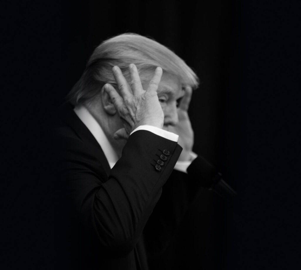 Donald Trump se bouchant les oreilles