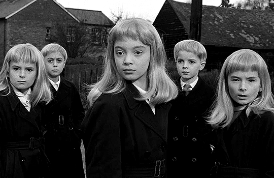 cinq chères têtes blondes dans un village sombre