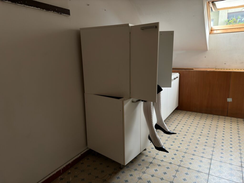 une femme s'apprête à sortir du placard de la cuisine pour affronter la semaine