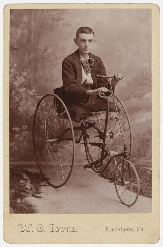 jeune garçon cul-de-jatte sur un tricycle