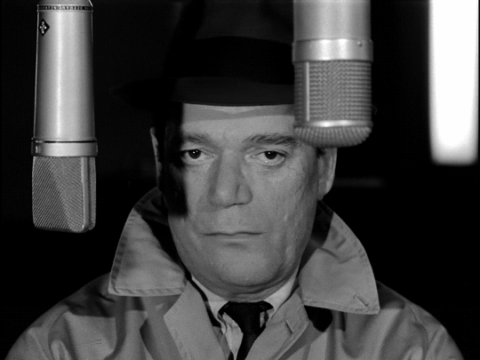à la radio, un homme dit non avec la tête