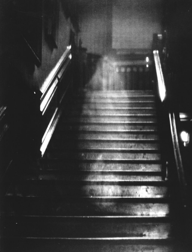 apparition de l'image floue d'un spectre féminin sur la photographie ancienne d'un escalier
