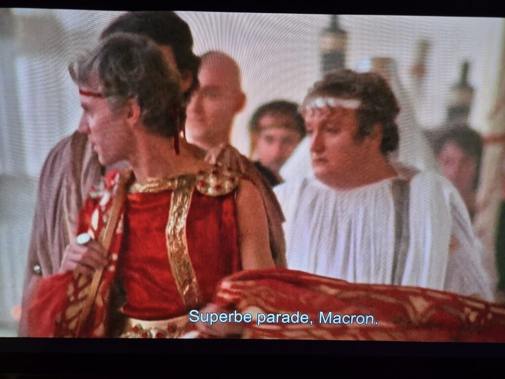 Caligula félicitant Macron pour sa superbe parade