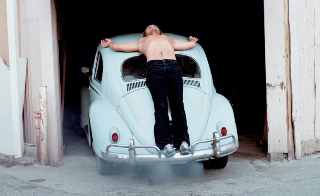 performance artistique dans laquelle Burden s'est fait crucifier sur le toit d'une coccinelle Volkswagen